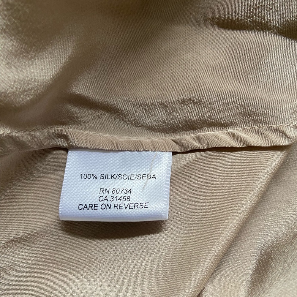 BCBG MAXAZRIA skirt size 4 
Used in good condition 
See pictures for details - Picture 6 of 10